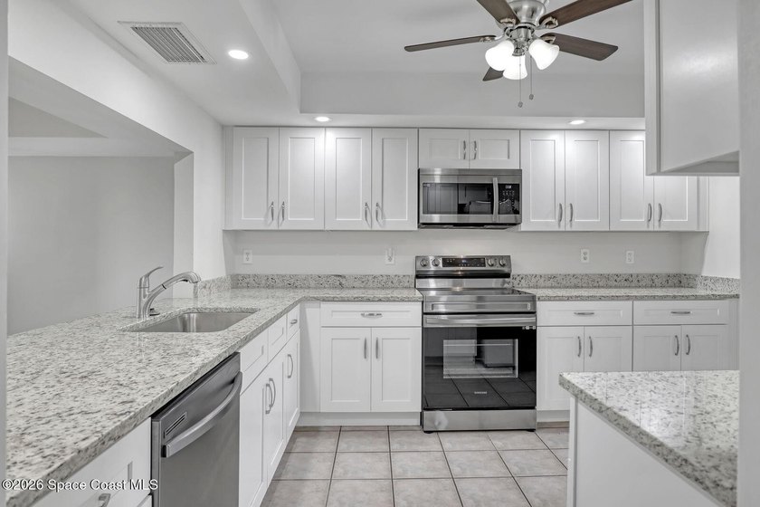 RIVERFRONT LIVING AT ITS FINEST! This stunning ground floor - photo 13