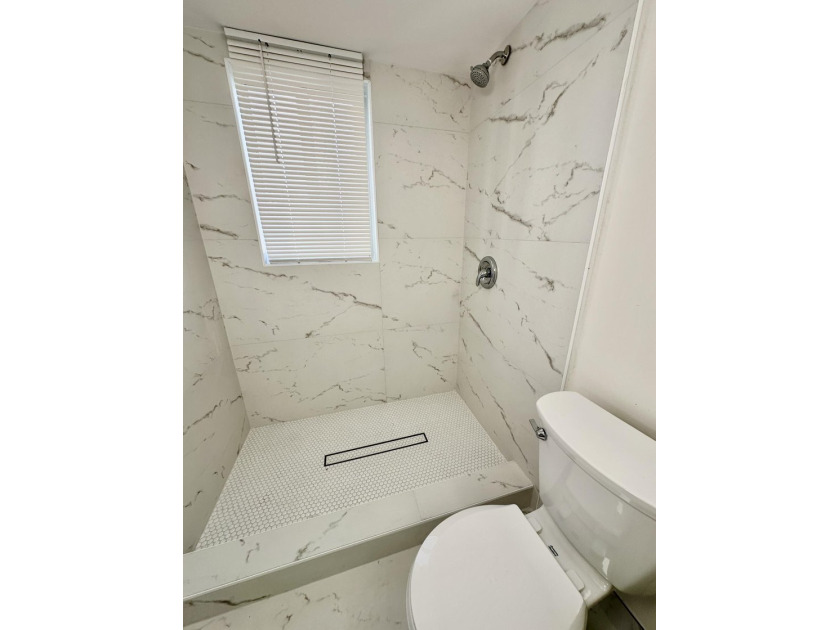 Fully Remodeled 2/2 Corner Unit in Margate! Step into this - photo 16
