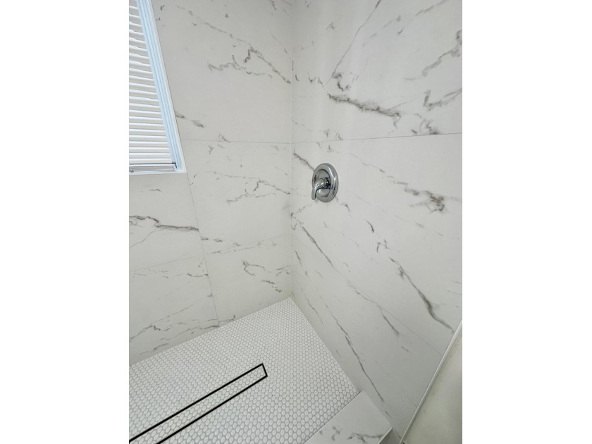 Fully Remodeled 2/2 Corner Unit in Margate! Step into this - photo 17