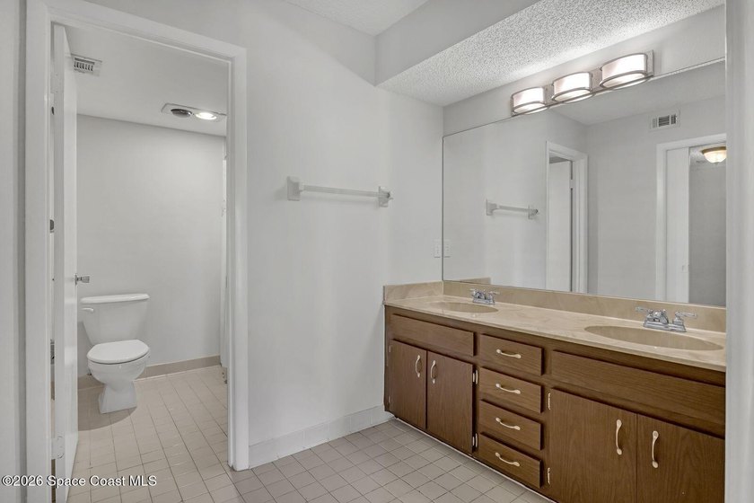 RIVERFRONT LIVING AT ITS FINEST! This stunning ground floor - photo 26