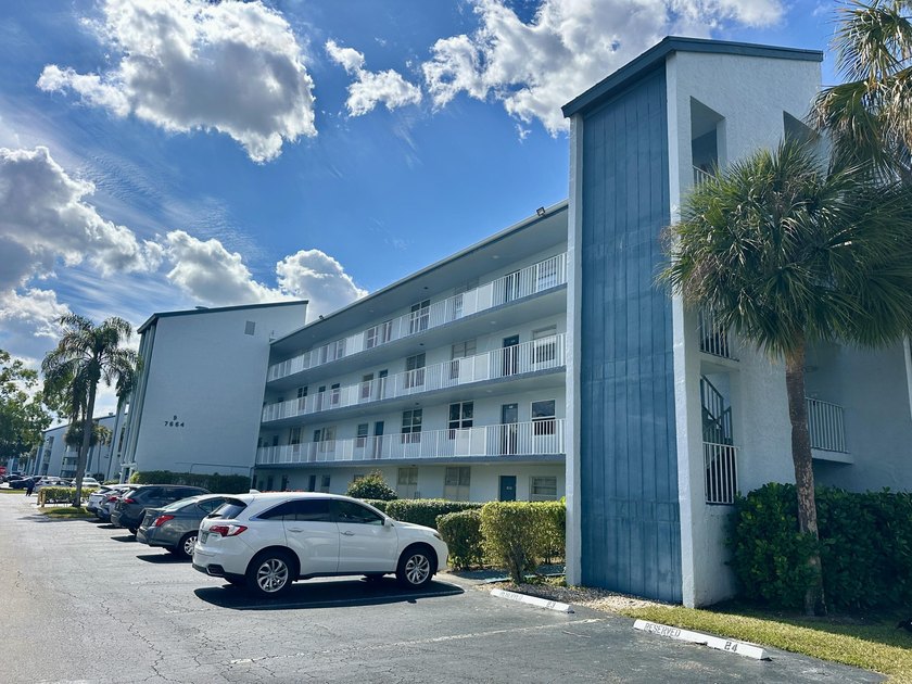Fully Remodeled 2/2 Corner Unit in Margate! Step into this - photo 29