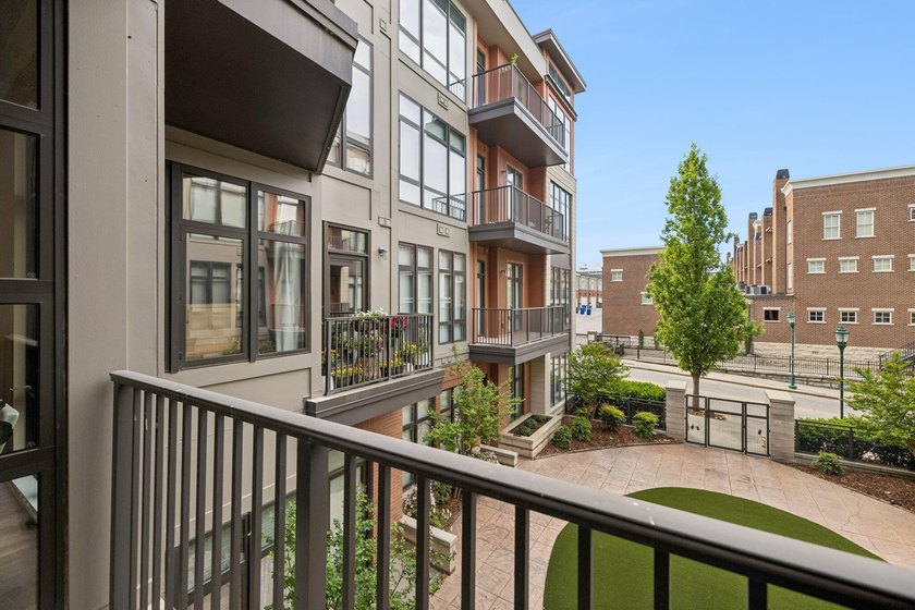 Beautifully updated 1-bedroom, 1-bath condo in downtown - photo 4