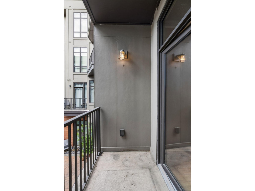 Beautifully updated 1-bedroom, 1-bath condo in downtown - photo 5