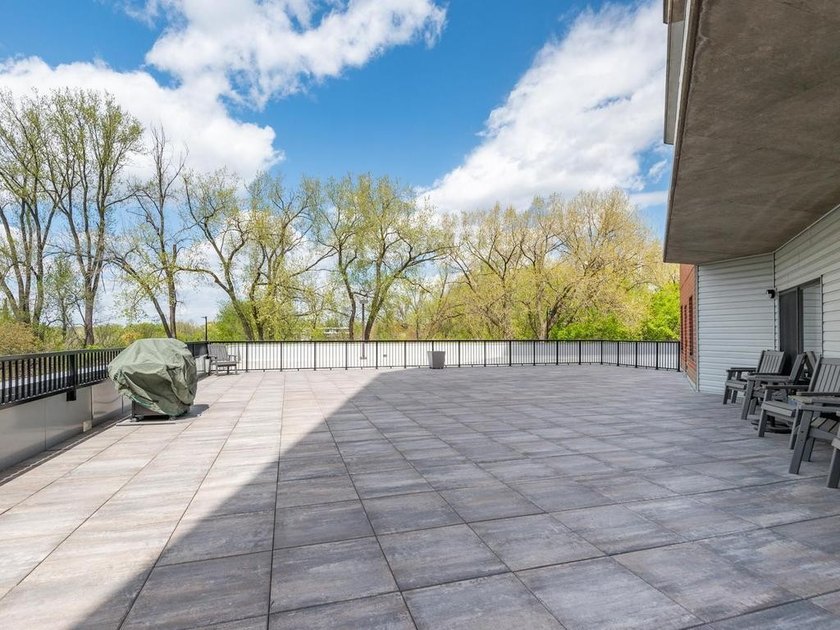 Enjoy bright mornings in this beautifully updated east-facing - photo 23