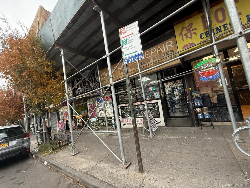 Fantastic opportunity to own a long-standing neighborhood - photo 4