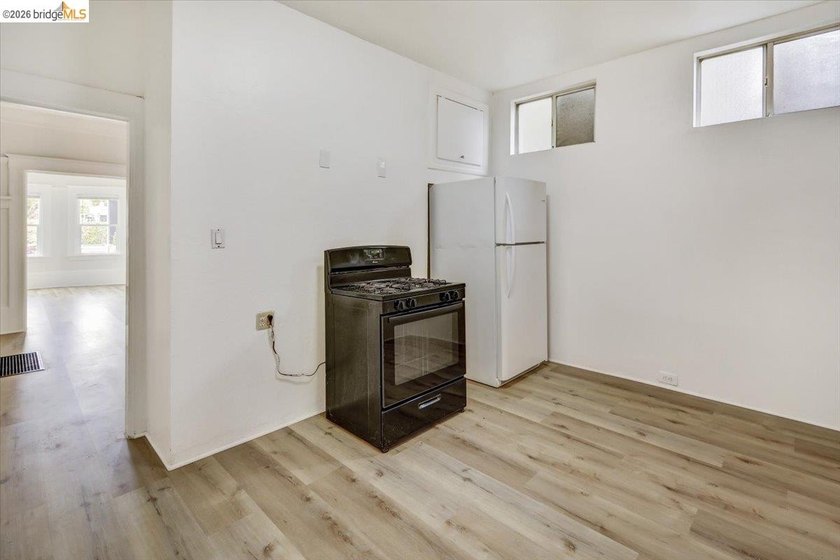 This occupied duplex is in a great location near Lake Merritt is - photo 4