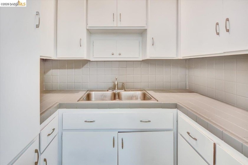 This occupied duplex is in a great location near Lake Merritt is - photo 5