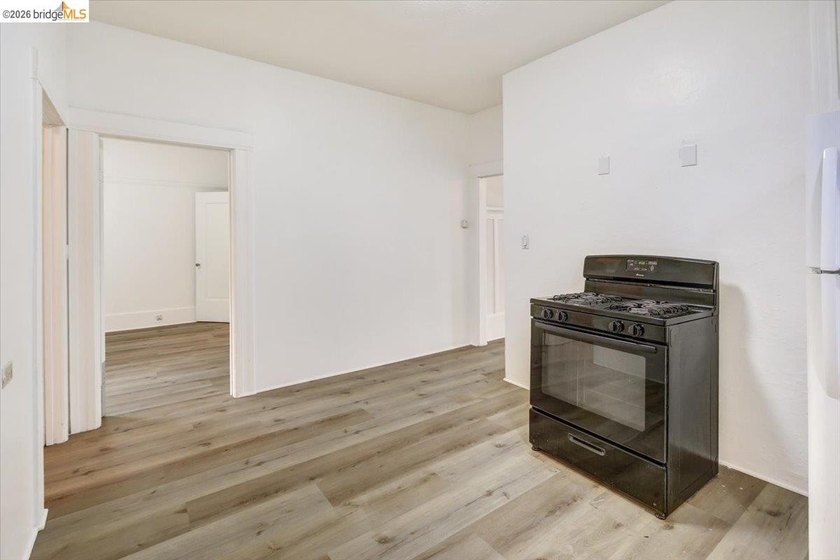This occupied duplex is in a great location near Lake Merritt is - photo 6