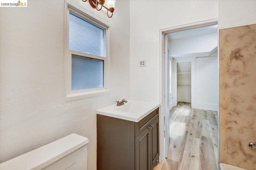 This occupied duplex is in a great location near Lake Merritt is - photo 10