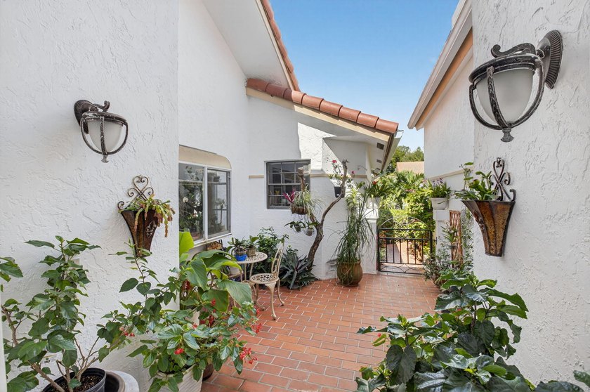 A Garden Lover's Dream Villa! Surrounded by scenic garden views - photo 2