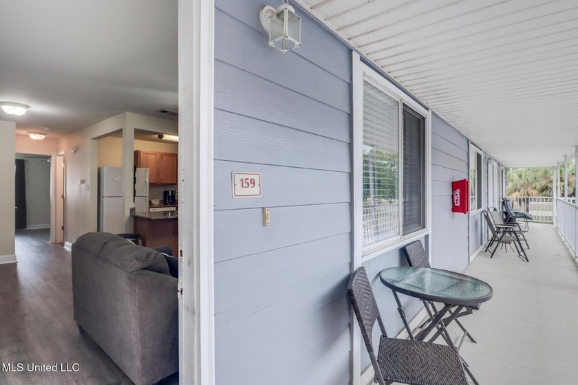 Your Coastal Getaway Awaits! Step into this charming 1-bedroom - photo 2