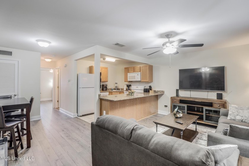 Your Coastal Getaway Awaits! Step into this charming 1-bedroom - photo 3