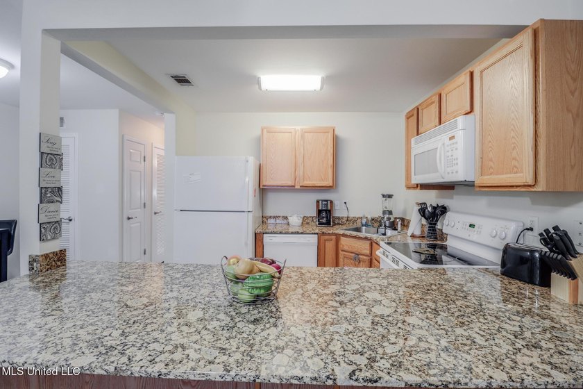 Your Coastal Getaway Awaits! Step into this charming 1-bedroom - photo 4