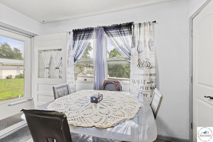 This well-cared-for 4 bedroom, 2 bathroom Warsaw home sits on a - photo 11