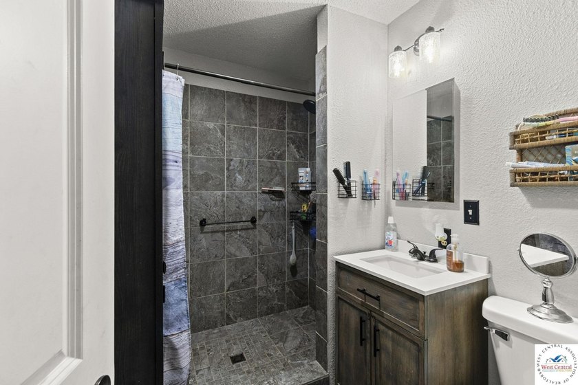 This well-cared-for 4 bedroom, 2 bathroom Warsaw home sits on a - photo 12