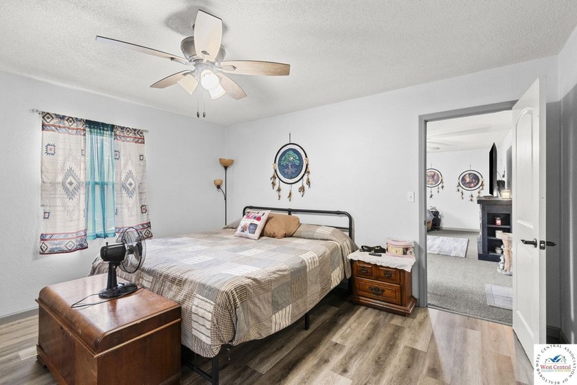 This well-cared-for 4 bedroom, 2 bathroom Warsaw home sits on a - photo 15