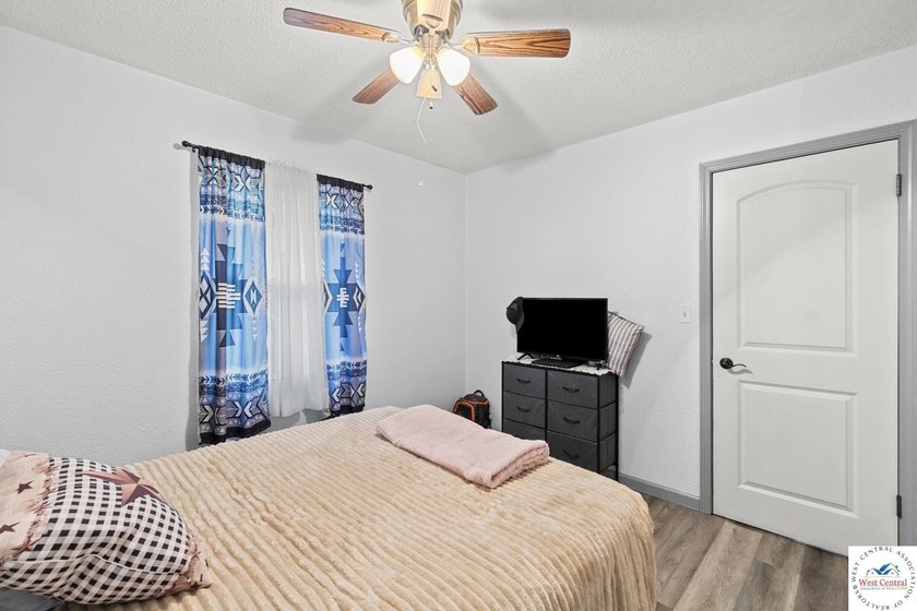 This well-cared-for 4 bedroom, 2 bathroom Warsaw home sits on a - photo 16