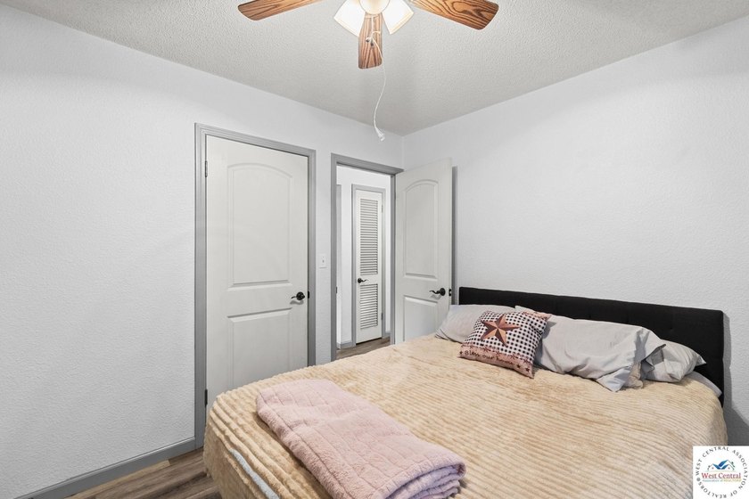 This well-cared-for 4 bedroom, 2 bathroom Warsaw home sits on a - photo 17
