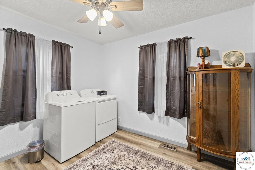 This well-cared-for 4 bedroom, 2 bathroom Warsaw home sits on a - photo 18