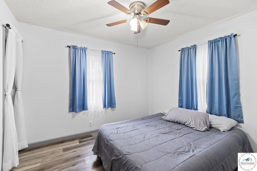This well-cared-for 4 bedroom, 2 bathroom Warsaw home sits on a - photo 20