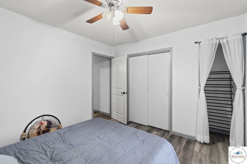 This well-cared-for 4 bedroom, 2 bathroom Warsaw home sits on a - photo 21