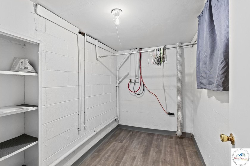 This well-cared-for 4 bedroom, 2 bathroom Warsaw home sits on a - photo 22