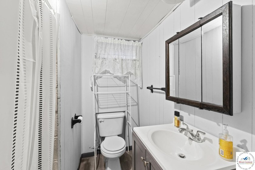 This well-cared-for 4 bedroom, 2 bathroom Warsaw home sits on a - photo 23
