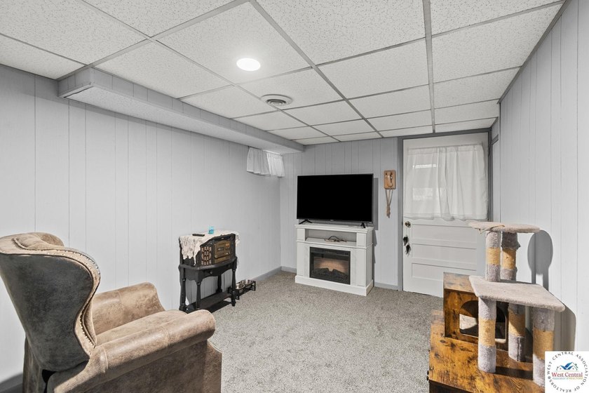 This well-cared-for 4 bedroom, 2 bathroom Warsaw home sits on a - photo 24