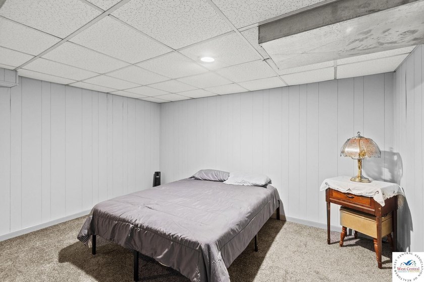This well-cared-for 4 bedroom, 2 bathroom Warsaw home sits on a - photo 26