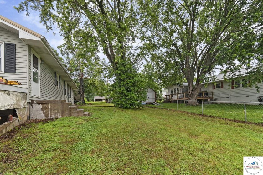 This well-cared-for 4 bedroom, 2 bathroom Warsaw home sits on a - photo 31