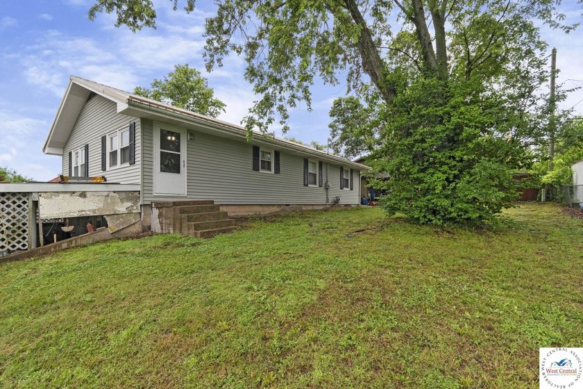 This well-cared-for 4 bedroom, 2 bathroom Warsaw home sits on a - photo 32