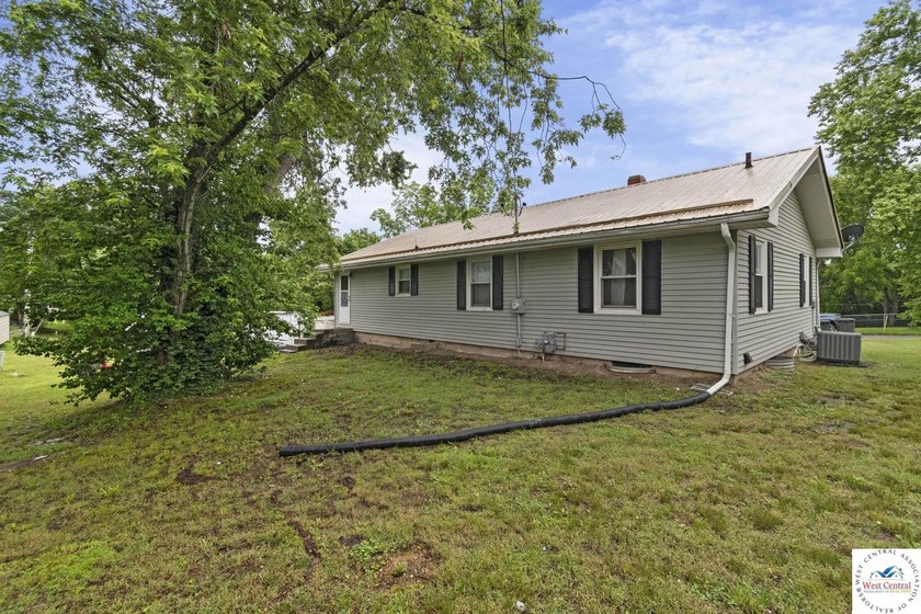 This well-cared-for 4 bedroom, 2 bathroom Warsaw home sits on a - photo 33