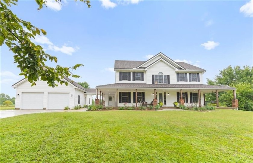 Welcome to your dream home in De Soto, Kansas! Nestled on 2.25 - photo 3