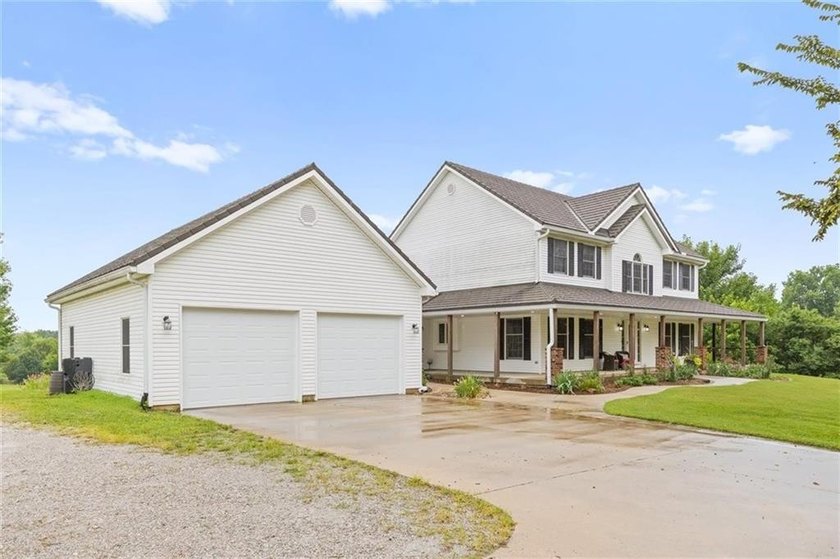Welcome to your dream home in De Soto, Kansas! Nestled on 2.25 - photo 4