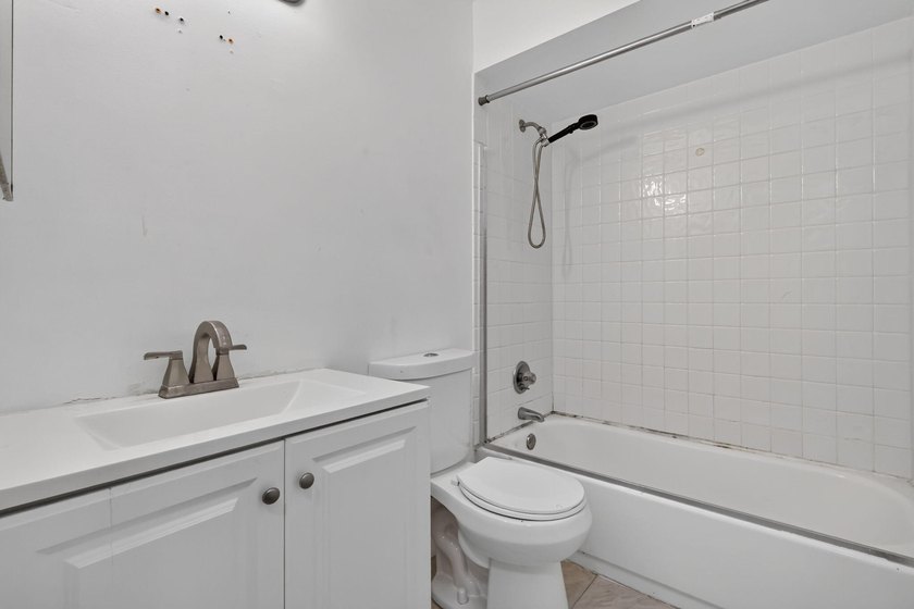 Stylish updates, modern finishes, 2019 Roof and an unbeatable - photo 14