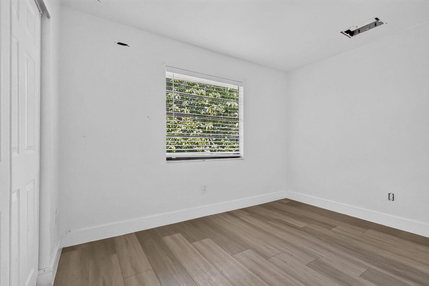 Stylish updates, modern finishes, 2019 Roof and an unbeatable - photo 23