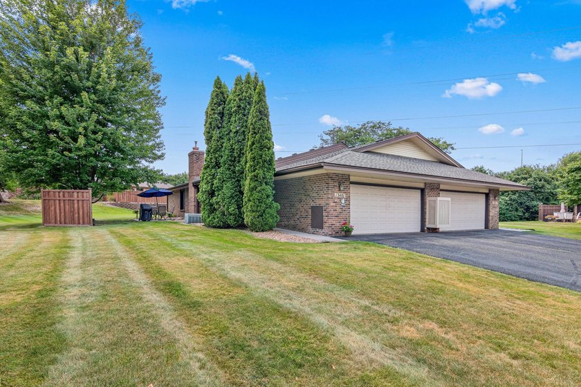 Enjoy the comfort and convenience of true main-level living in - photo 23