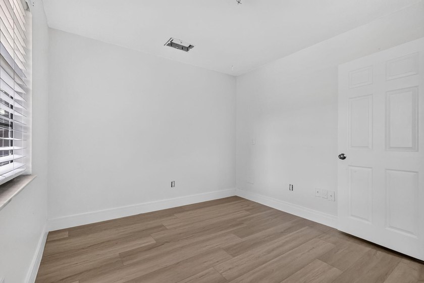 Stylish updates, modern finishes, 2019 Roof and an unbeatable - photo 24
