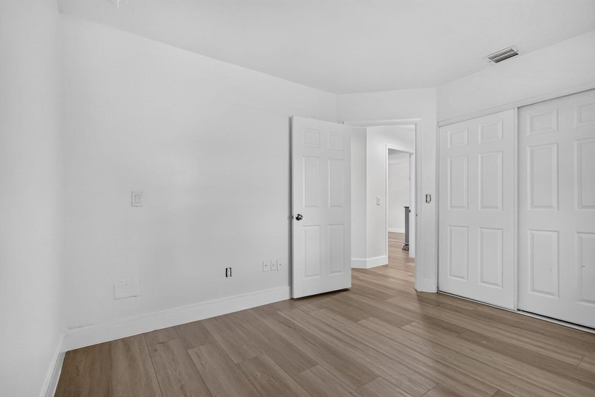 Stylish updates, modern finishes, 2019 Roof and an unbeatable - photo 25
