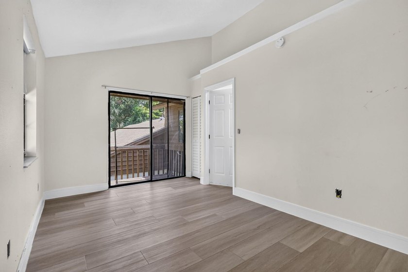 Stylish updates, modern finishes, 2019 Roof and an unbeatable - photo 28