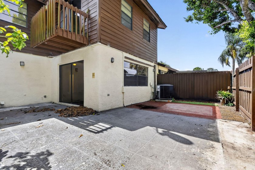 Stylish updates, modern finishes, 2019 Roof and an unbeatable - photo 30