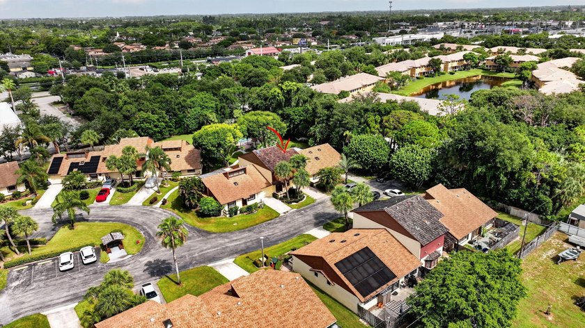 Stylish updates, modern finishes, 2019 Roof and an unbeatable - photo 34