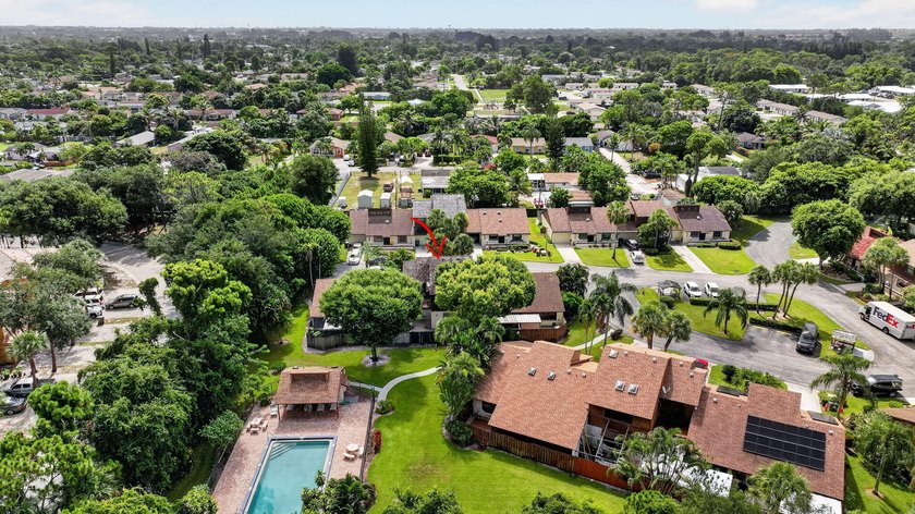 Stylish updates, modern finishes, 2019 Roof and an unbeatable - photo 37