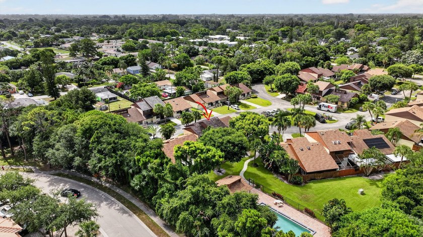 Stylish updates, modern finishes, 2019 Roof and an unbeatable - photo 38