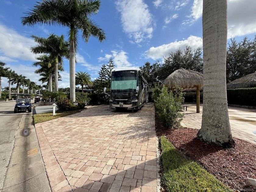 Immaculate and truly move-in ready! This spacious 2,868 sq. ft - photo 12
