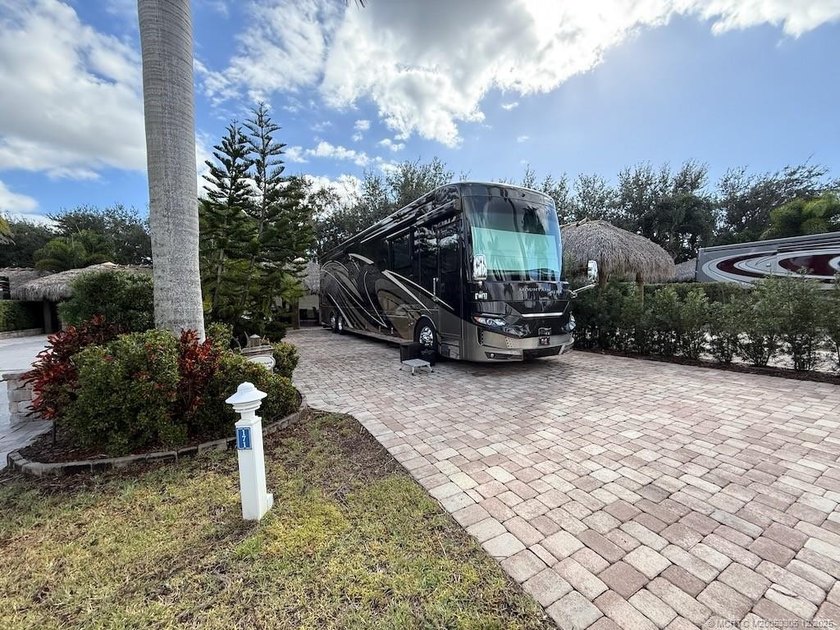 Immaculate and truly move-in ready! This spacious 2,868 sq. ft - photo 15