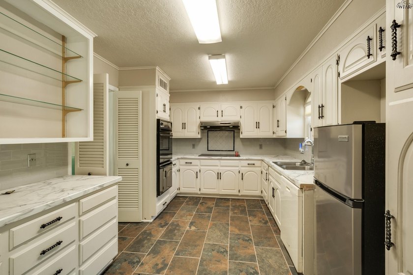 Spacious 3-bedroom, 2.5-bath home on a cul-de-sac near the - photo 12