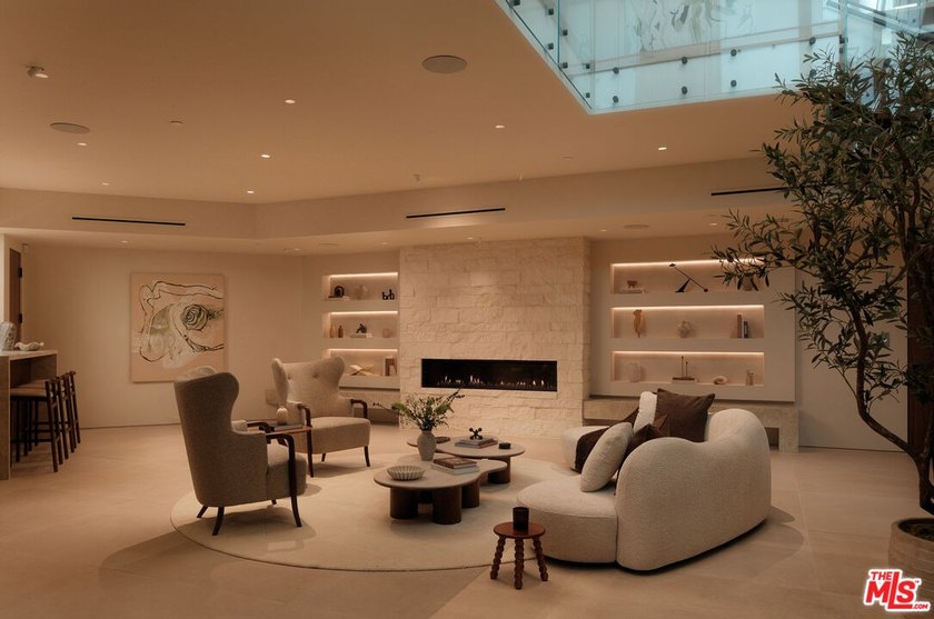 Set at the end of a private cul-de-sac in the Hollywood Hills - photo 3