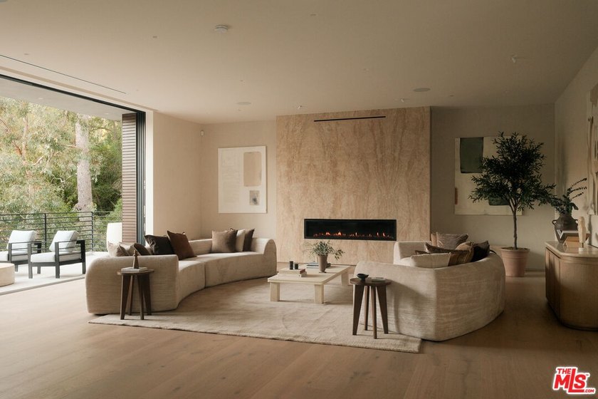 Set at the end of a private cul-de-sac in the Hollywood Hills - photo 4