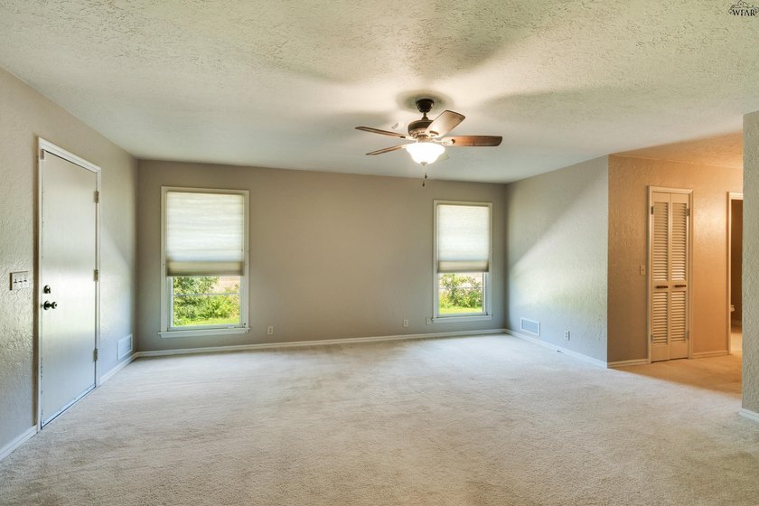 Spacious 3-bedroom, 2.5-bath home on a cul-de-sac near the - photo 15